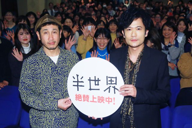 稲垣吾郎、ファンと至近距離で触れ合い！『半世界』舞台あいさつ（8枚目）