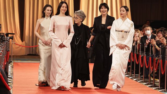 北川景子、肩出しドレスでレッドカーペット登場！長澤まさみ＆広瀬すずら美の競演：フォトギャラリー