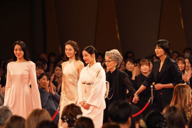 北川景子、肩出しドレスでレッドカーペット登場！長澤まさみ＆広瀬すずら美の競演（3枚目）