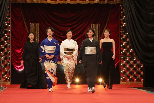 北川景子、肩出しドレスでレッドカーペット登場！長澤まさみ＆広瀬すずら美の競演（4枚目）