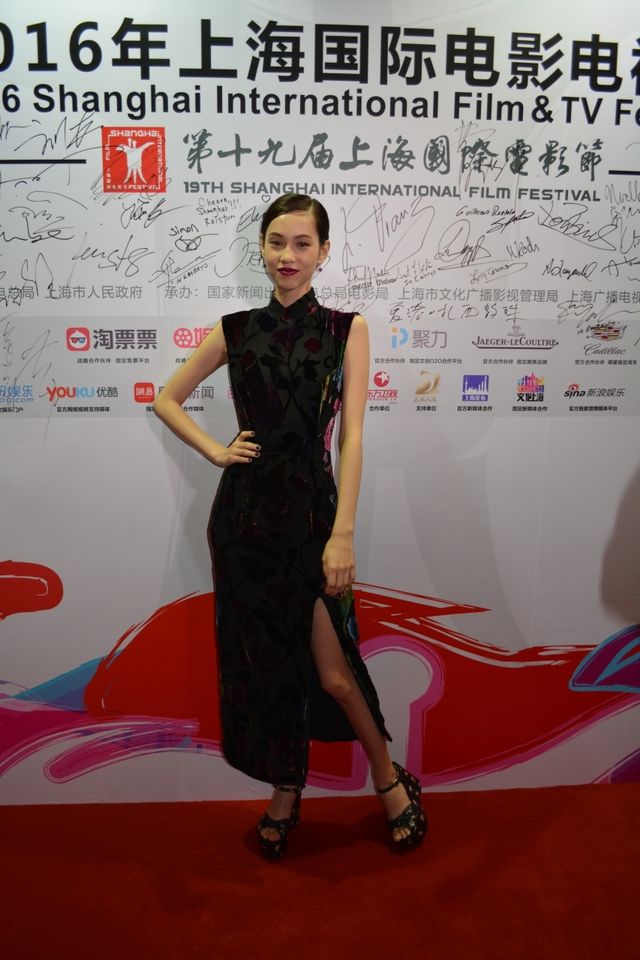 水原希子、スリットから美脚キラリ！『高台家の人々』上海国際映画祭ギャラリー：フォトギャラリー