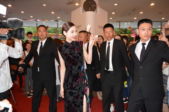 水原希子、スリットから美脚キラリ！『高台家の人々』上海国際映画祭ギャラリー（3枚目）