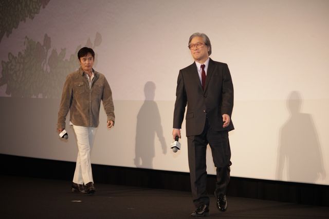 河合優実、イ・ビョンホン＆パク・チャヌク監督に花束贈呈！『しあわせな選択』ジャパンプレミア（4枚目）