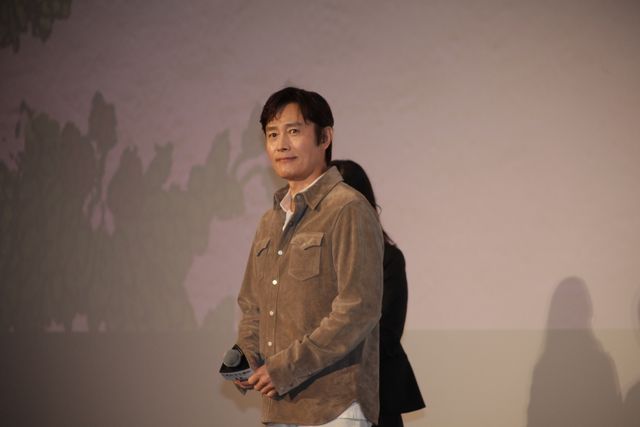 河合優実、イ・ビョンホン＆パク・チャヌク監督に花束贈呈！『しあわせな選択』ジャパンプレミア（6枚目）