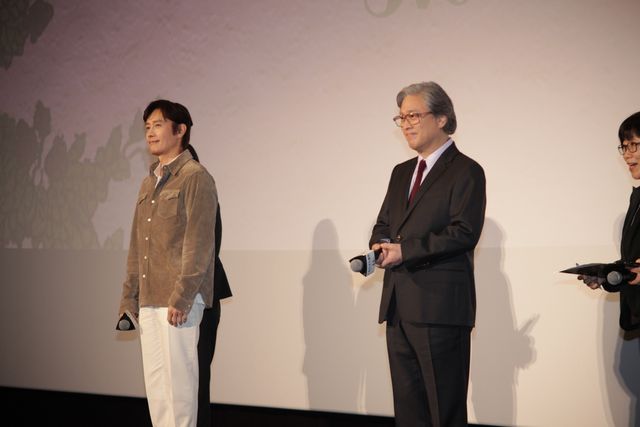 河合優実、イ・ビョンホン＆パク・チャヌク監督に花束贈呈！『しあわせな選択』ジャパンプレミア（7枚目）