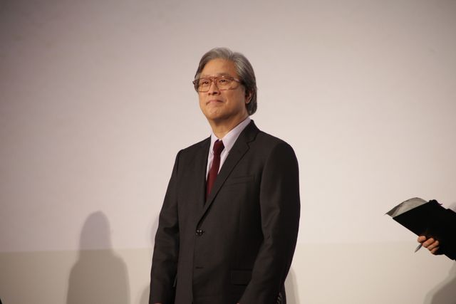 河合優実、イ・ビョンホン＆パク・チャヌク監督に花束贈呈！『しあわせな選択』ジャパンプレミア（8枚目）