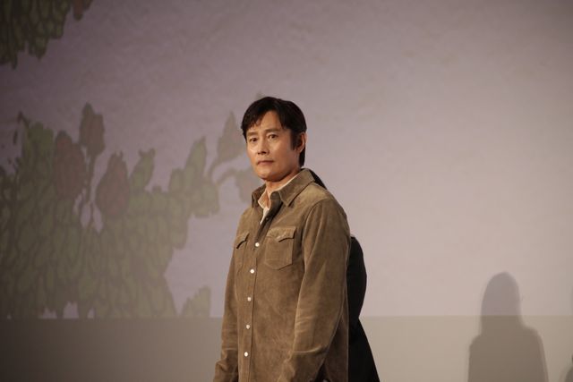 河合優実、イ・ビョンホン＆パク・チャヌク監督に花束贈呈！『しあわせな選択』ジャパンプレミア（9枚目）