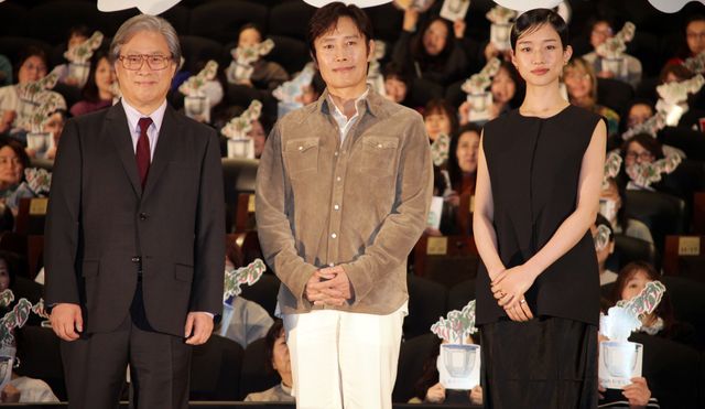 河合優実、イ・ビョンホン＆パク・チャヌク監督に花束贈呈！『しあわせな選択』ジャパンプレミア（10枚目）