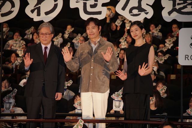 河合優実、イ・ビョンホン＆パク・チャヌク監督に花束贈呈！『しあわせな選択』ジャパンプレミア（11枚目）