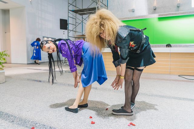 美脚！遠藤憲一、菜々緒ポーズを本人と！映画『地獄の花園』メイキングカット：フォトギャラリー