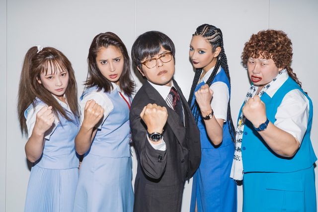 美脚！遠藤憲一、菜々緒ポーズを本人と！映画『地獄の花園』メイキングカット（2枚目）