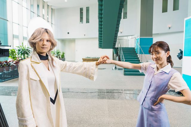 美脚！遠藤憲一、菜々緒ポーズを本人と！映画『地獄の花園』メイキングカット（4枚目）