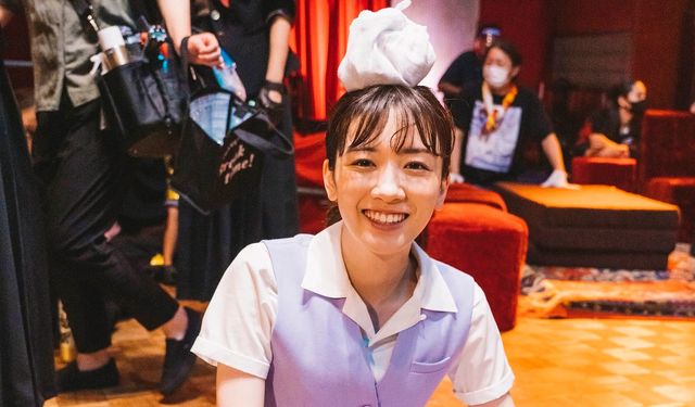 美脚！遠藤憲一、菜々緒ポーズを本人と！映画『地獄の花園』メイキングカット（6枚目）