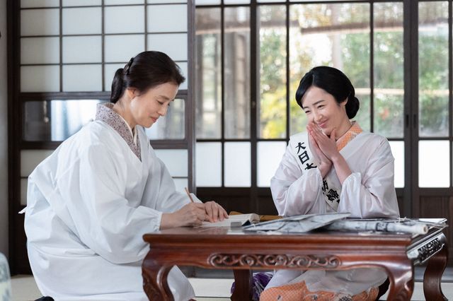 嬉しそうな花江（森田望智）とはる（石田ゆり子）…「虎に翼」第36回の場面写真：フォトギャラリー
