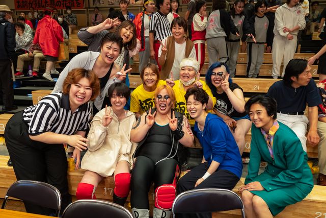 「極悪女王」撮影現場に“レジェンド”ズラリ！笑顔あふれる11枚：フォトギャラリー