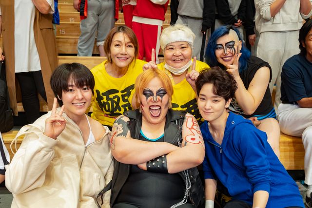 「極悪女王」撮影現場に“レジェンド”ズラリ！笑顔あふれる11枚（3枚目）