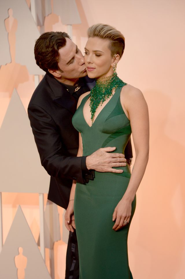 スカヨハ、トラヴォルタにキスされる!ガガのドレスからはタトゥーちらり!