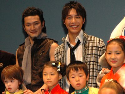 獅童 成宮 多国籍の子供に囲まれ満面の笑み 第18回東京国際映画祭 シネマトゥデイ