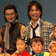 獅童、成宮、多国籍の子供に囲まれ満面の笑み