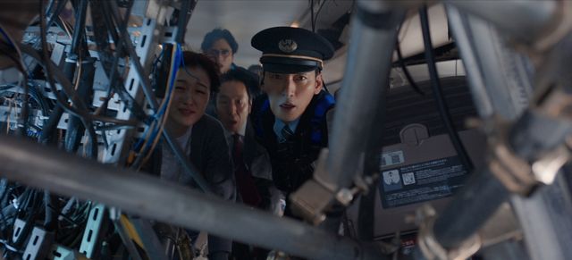 草なぎ剛、のん、斎藤工が奮闘！Netflix『新幹線大爆破』場面写真（12枚）（7枚目）