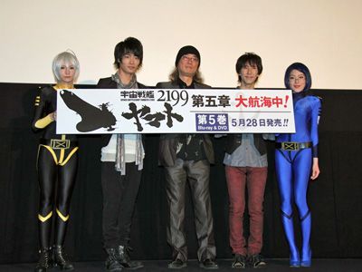 左から、細谷佳正、出渕裕総監督、平川大輔（両端はヤマトガール）