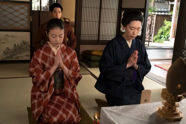 弔問するのぶ（今田美桜）と羽多子（江口のりこ）…「あんぱん」第9週「絶望の隣は希望」第42回：フォトギャラリー