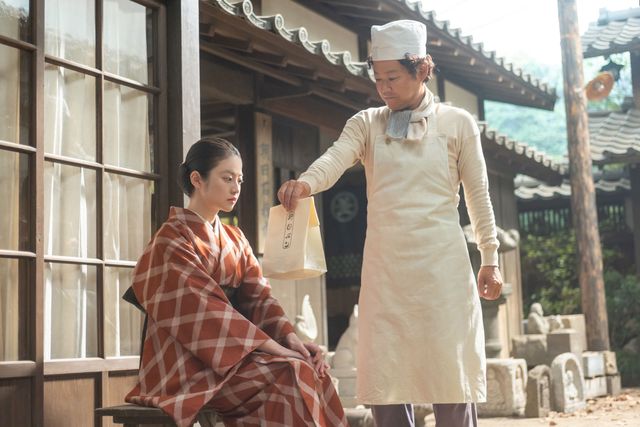 弔問するのぶ（今田美桜）と羽多子（江口のりこ）…「あんぱん」第9週「絶望の隣は希望」第42回（2枚目）