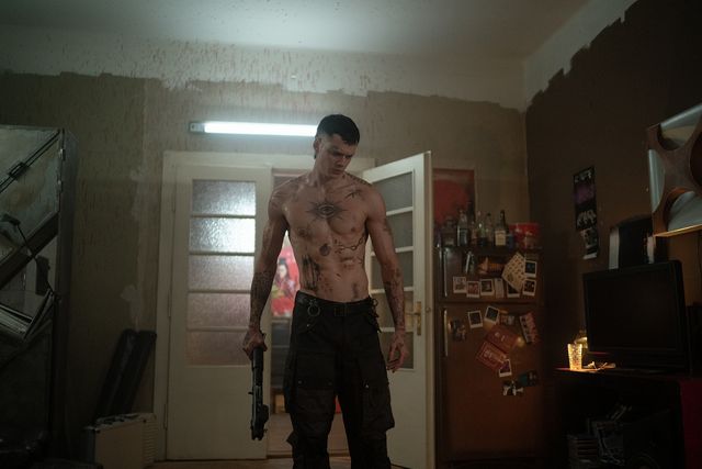 ビル・スカルスガルド主演『ザ・クロウ』場面写真（3枚目）