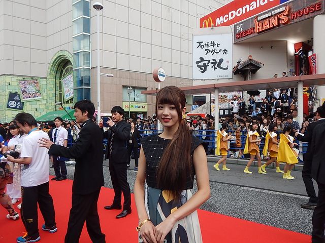 沖縄国際映画祭レッドカーペットに人気俳優が集結！　ぼんちおさむは渾身の「おさむちゃんです！」で、海外メディアに日本のお笑いパワーを見せつける！　画像ギャラリー：フォトギャラリー