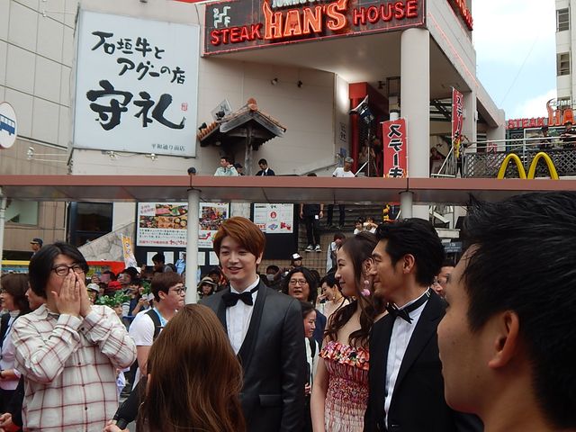 沖縄国際映画祭レッドカーペットに人気俳優が集結！　ぼんちおさむは渾身の「おさむちゃんです！」で、海外メディアに日本のお笑いパワーを見せつける！　画像ギャラリー（2枚目）