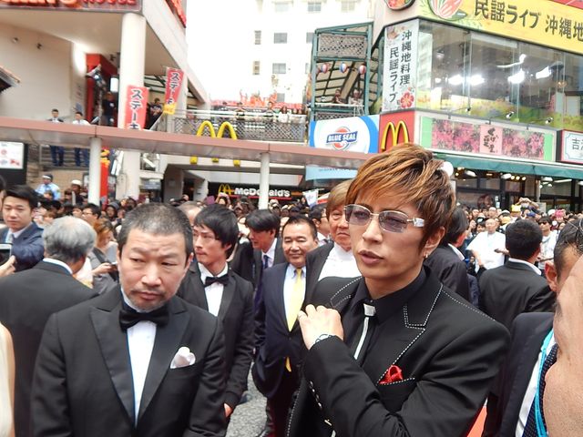 沖縄国際映画祭レッドカーペットに人気俳優が集結！　ぼんちおさむは渾身の「おさむちゃんです！」で、海外メディアに日本のお笑いパワーを見せつける！　画像ギャラリー（7枚目）