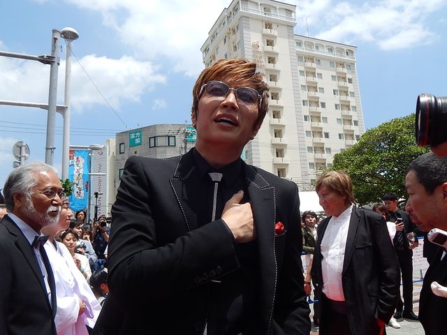 沖縄国際映画祭レッドカーペットに人気俳優が集結！　ぼんちおさむは渾身の「おさむちゃんです！」で、海外メディアに日本のお笑いパワーを見せつける！　画像ギャラリー（10枚目）