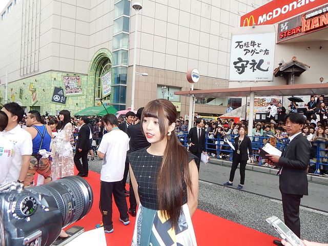 沖縄国際映画祭レッドカーペットに人気俳優が集結！　ぼんちおさむは渾身の「おさむちゃんです！」で、海外メディアに日本のお笑いパワーを見せつける！　画像ギャラリー（12枚目）