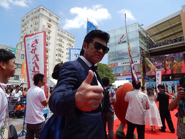 沖縄国際映画祭レッドカーペットに人気俳優が集結！　ぼんちおさむは渾身の「おさむちゃんです！」で、海外メディアに日本のお笑いパワーを見せつける！　画像ギャラリー（17枚目）