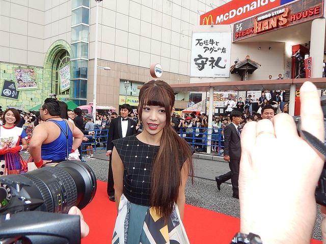 沖縄国際映画祭レッドカーペットに人気俳優が集結！　ぼんちおさむは渾身の「おさむちゃんです！」で、海外メディアに日本のお笑いパワーを見せつける！　画像ギャラリー（23枚目）