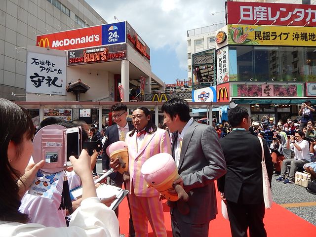 沖縄国際映画祭レッドカーペットに人気俳優が集結！　ぼんちおさむは渾身の「おさむちゃんです！」で、海外メディアに日本のお笑いパワーを見せつける！　画像ギャラリー（26枚目）