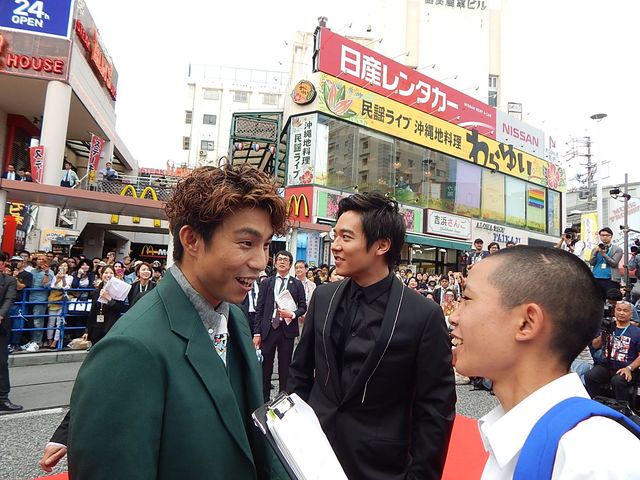 沖縄国際映画祭レッドカーペットに人気俳優が集結！　ぼんちおさむは渾身の「おさむちゃんです！」で、海外メディアに日本のお笑いパワーを見せつける！　画像ギャラリー（40枚目）