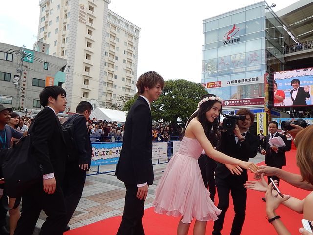 沖縄国際映画祭レッドカーペットに人気俳優が集結！　ぼんちおさむは渾身の「おさむちゃんです！」で、海外メディアに日本のお笑いパワーを見せつける！　画像ギャラリー（48枚目）