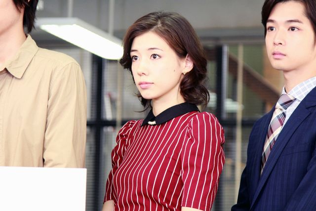 綾瀬はるか、福士蒼汰に跳び蹴り!?「きょうは会社休みます