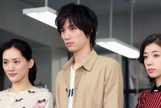 綾瀬はるか、福士蒼汰に跳び蹴り!?「きょうは会社休みます。」フォトギャラリー（3枚目）