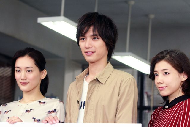 綾瀬はるか、福士蒼汰に跳び蹴り!?「きょうは会社休みます