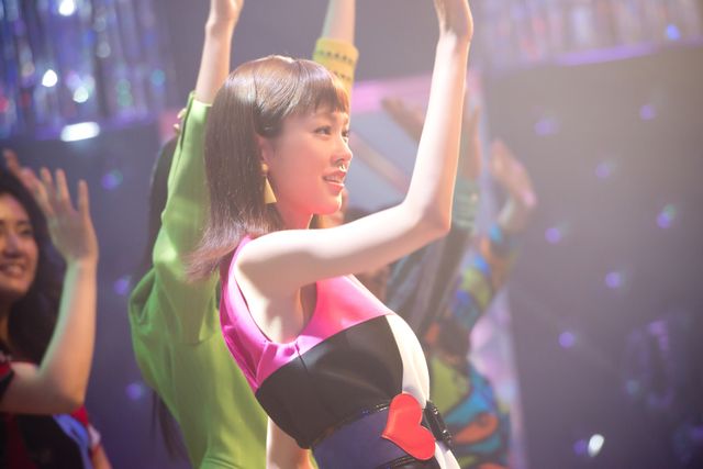 桐谷美鈴　ミニスカ 桐谷美玲、80年代ミニスカ姿でレッツダンス！フォトギャラリー｜シネマトゥデイ