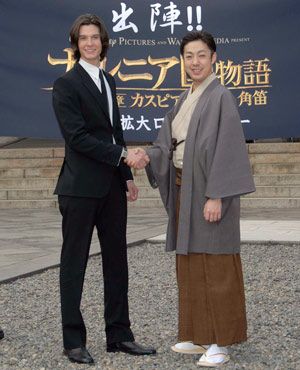 日枝神社で行われた出陣式に参加したベン。日本語吹き替え版でカスピアン王子にふんする尾上菊之助と。