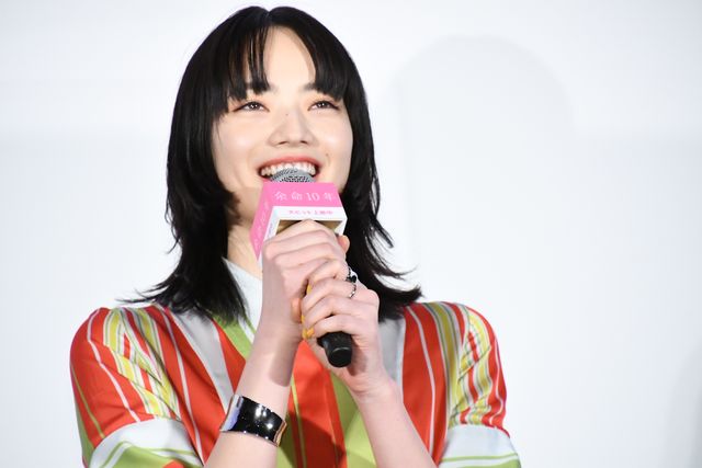 小松菜奈＆坂口健太郎、野田洋次郎のピアノ生演奏に感激！『余命10年』大ヒット御礼舞台あいさつ（3枚目）