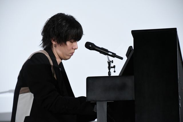 小松菜奈＆坂口健太郎、野田洋次郎のピアノ生演奏に感激！『余命10年』大ヒット御礼舞台あいさつ（14枚目）