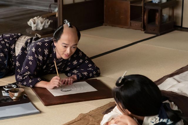 第38回よりそう毒に冒されたきよ(藤間爽子)と、看病しながら絵を描く歌麿(染谷将太)