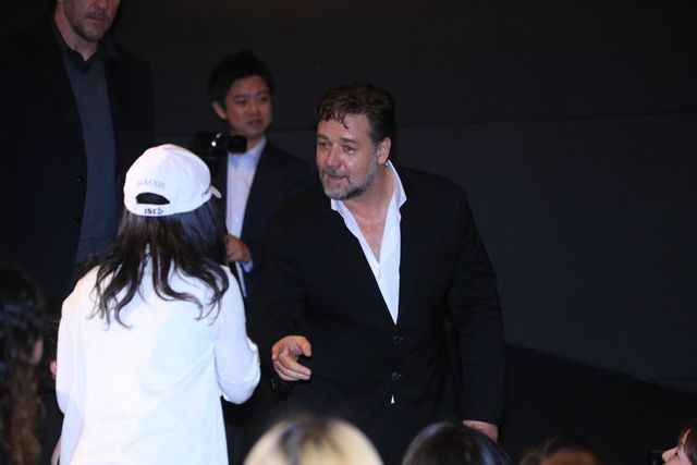 来日中のラッセル・クロウがファンサービス！フォトギャラリー（5枚目）