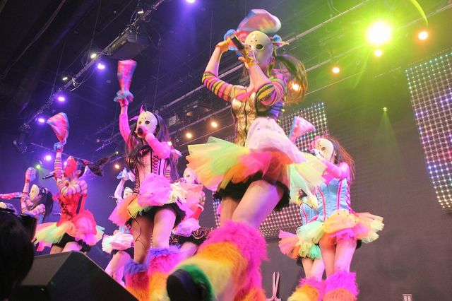 地下アイドル「仮面女子」熱唱！熱狂のライブフォトギャラリー：フォトギャラリー