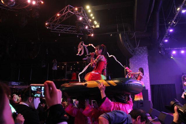 地下アイドル「仮面女子」熱唱！熱狂のライブフォトギャラリー（2枚目）