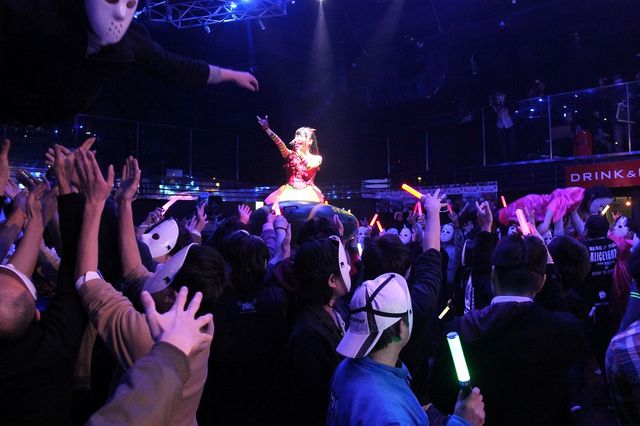 地下アイドル「仮面女子」熱唱！熱狂のライブフォトギャラリー（4枚目）